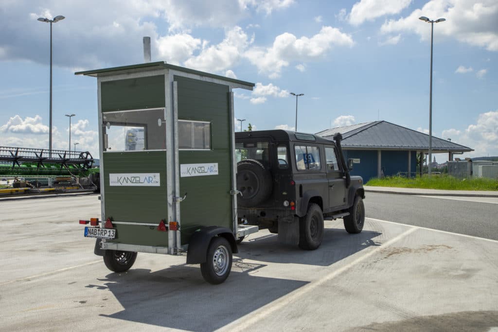 Jagdkanzel auf Autobahnparkplatz